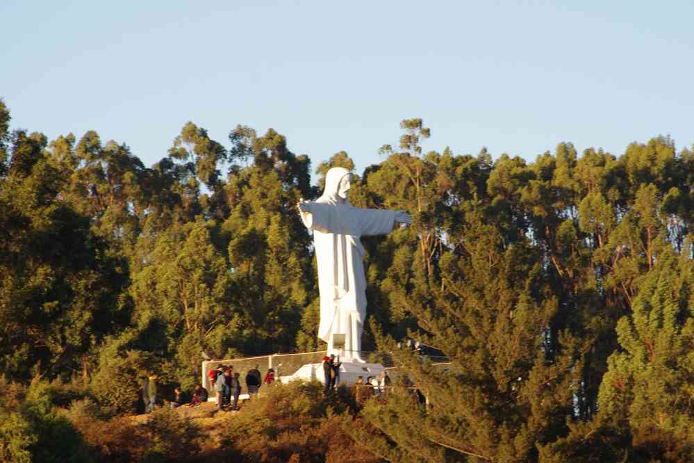 Depuis le site inca de Sacsayhuamán, le 9 août 2024. Le christ-roi aurait été offert par des chrétiens palestiniens