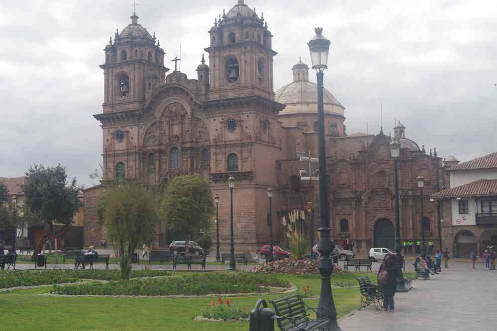 Sur la place d’armes de Cuzco, ancienne église jésuite (Iglesia de la companía de Jesús), le 10 août 2024