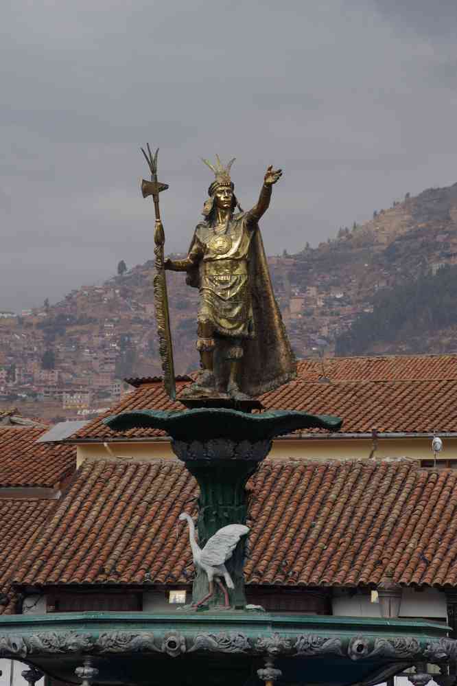 Cuzco, statue de l’Inca Pachacutec sur la place d’armes, le 10 août 2024