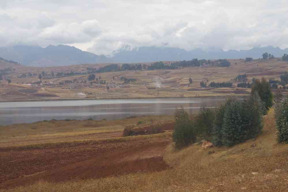 Randonnée le long de la laguna Huaypo. Dans les nuages le Sahuasiray (5818 m), dans la cordillère d’Urubamba, le 10 août 2024