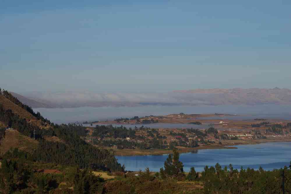 Depuis notre gîte de Tauca, le lac de Piuray émergeant de la brume, le 11 août 2024