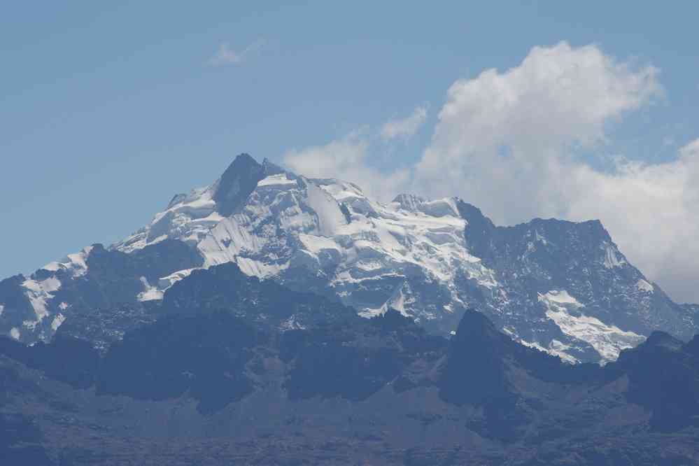 Trek dans la vallée sacrée : franchissement du Paso Huallata (env. 4400 m), le 11 août 2024. Depuis une brèche située un peu plus loin ; le Sahuasiray 5818 m au téléobjectif (point culminant de la cordillère d’Urubamba)