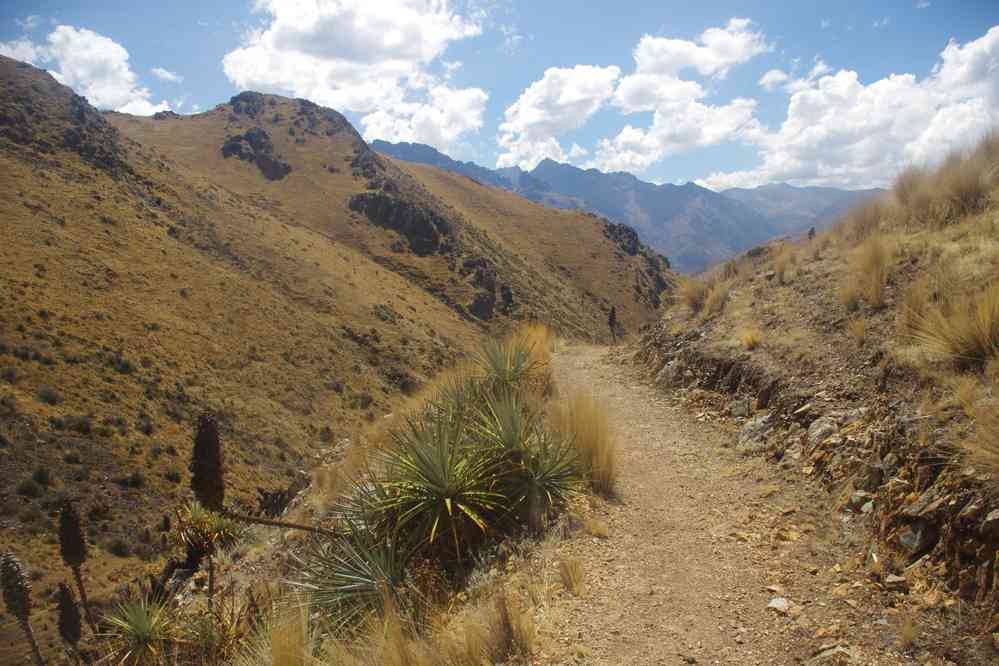 Trek dans la vallée sacrée : descente du col, le 11 août 2024