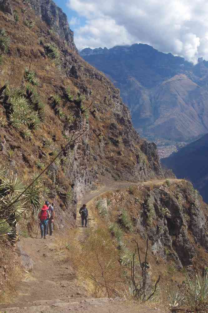 Cheminement sur un ancien chemin inca au-dessus de la vallée sacrée, le 12 août 2024
