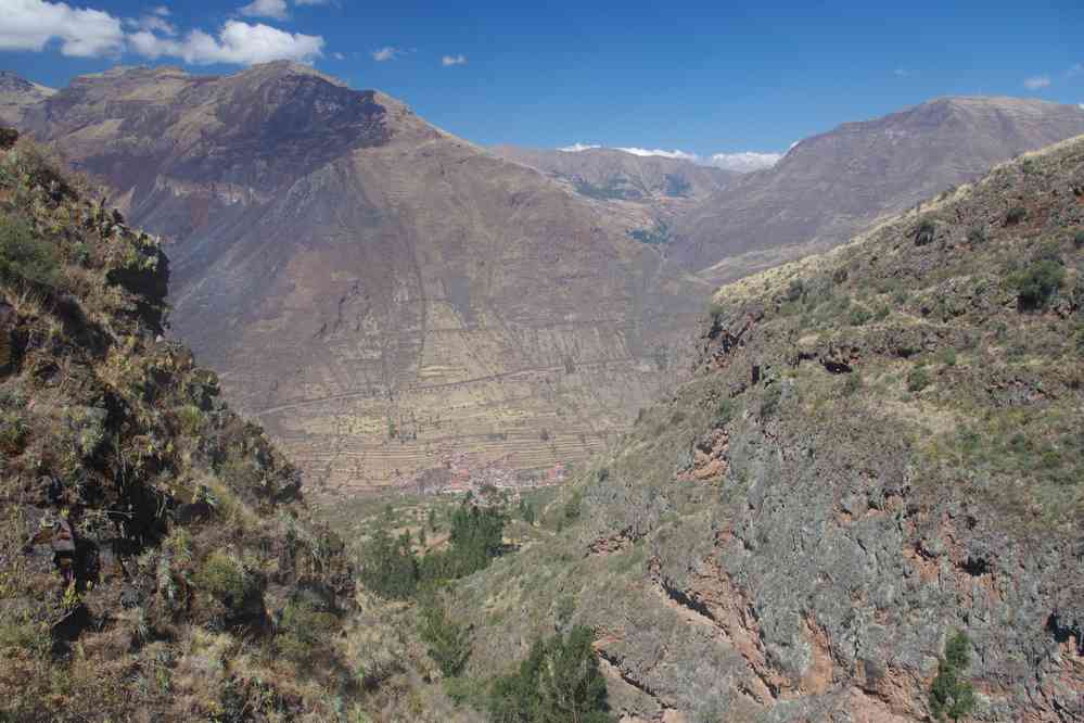 Visite du site archéologique de Pisac. Dans la falaise à droite, des tombes incas et pré-incas, le 13 août 2024