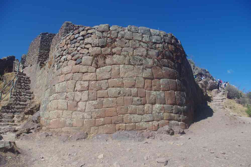 Visite du site archéologique de Pisac. Mur arrondi = temple du soleil, le 13 août 2024