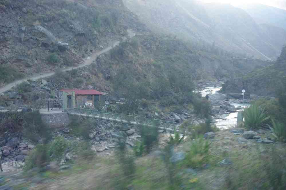 Depuis le train vers Aguas Calientes. Point de départ du trek du Machu Picchu, le 13 août 2024