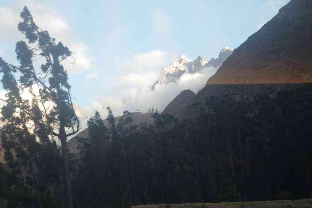 Depuis le train vers Aguas Calientes. Sommets de la cordillère d’Urubambga, le 13 août 2024