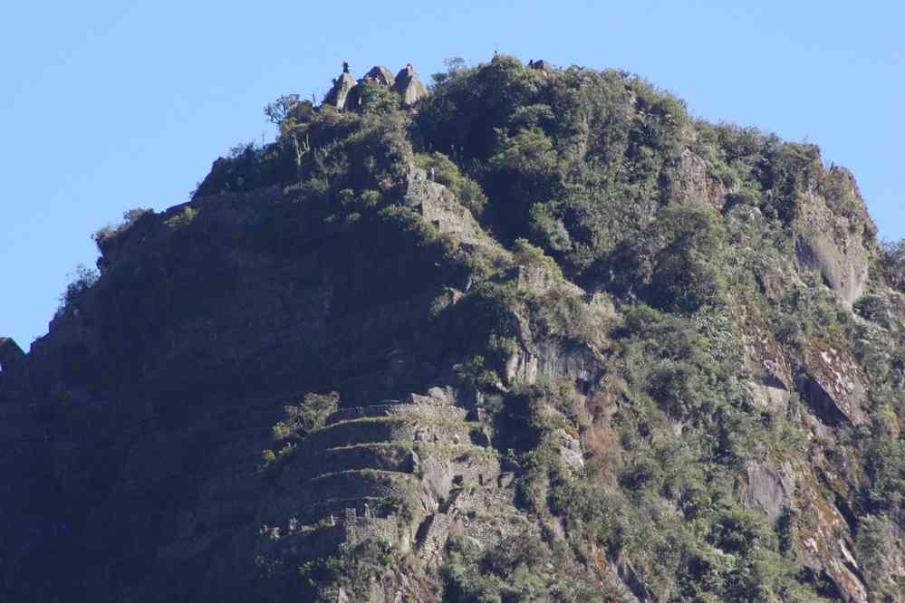 Le sommet du Huayna Picchu où l’on peut deviner quelques personnes. J’eus l’heur de le gravir le 5 août 1996, le 14 août 2024