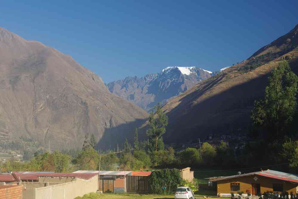 Depuis notre hôtel d’Ollantaytambo, un sommet secondaire de la cordillère d’Urubamba, le 15 août 2024