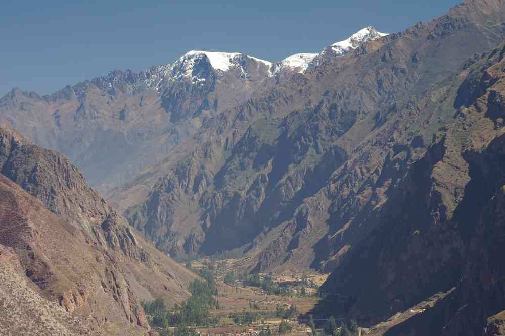 Vue sur la vallée sacrée et sur la cordillère d’Urubamba (un contrefort du Nevado Verónica), le 15 août 2024