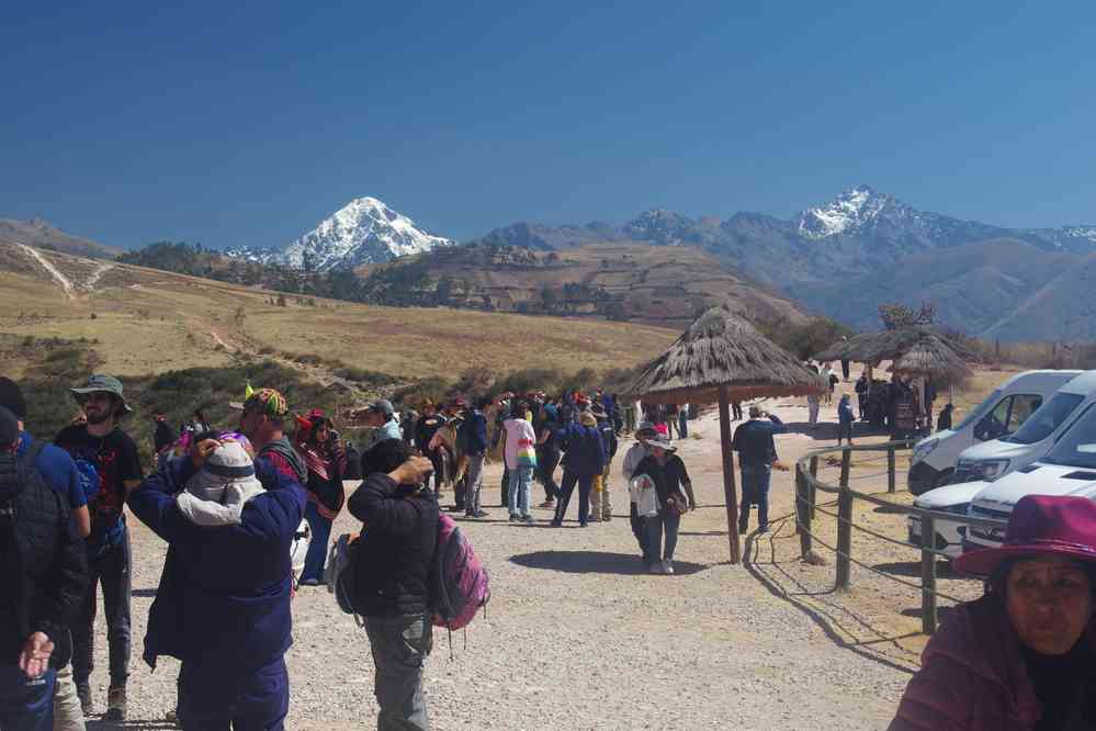 Visite du site agricole inca de Moray. Au fond la cordillère d’Urubamba : à gauche le nevado Vérónica 5792 m, le 15 août 2024