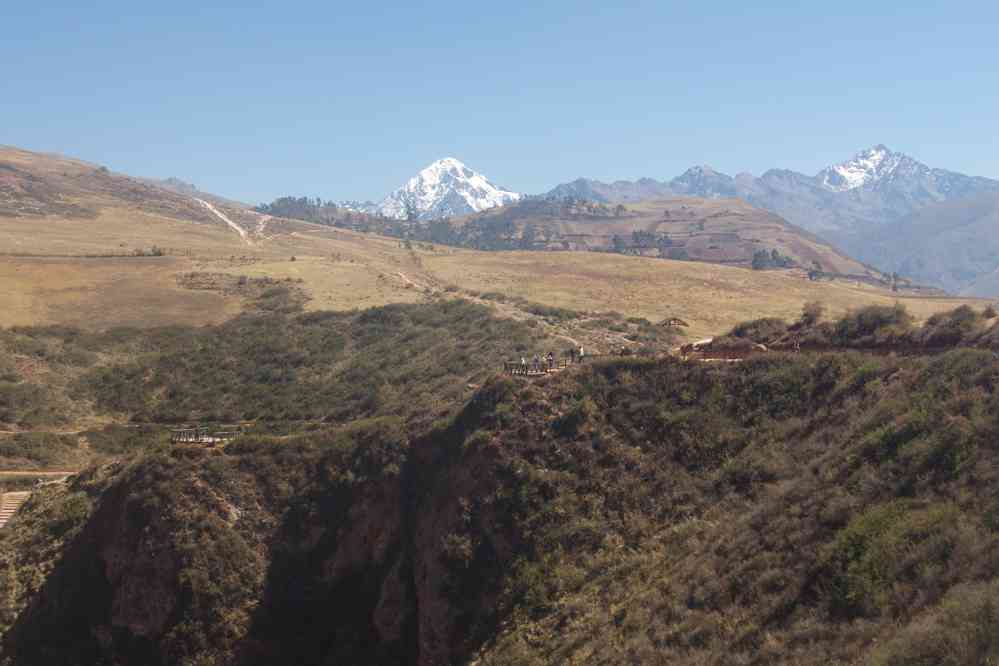 Visite du site agricole inca de Moray. Au fond à gauche le Nevado Verónica 5792 m, le 15 août 2024
