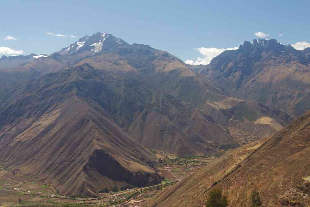 Mirador de Machu Qolqa, le 15 août 2024. Vue à gauche sur le Chicón 5530 m, et à droite sur le Huamanchoque 5156 m (cordillère d’Urubamba). En contrebas la vallée sacrée