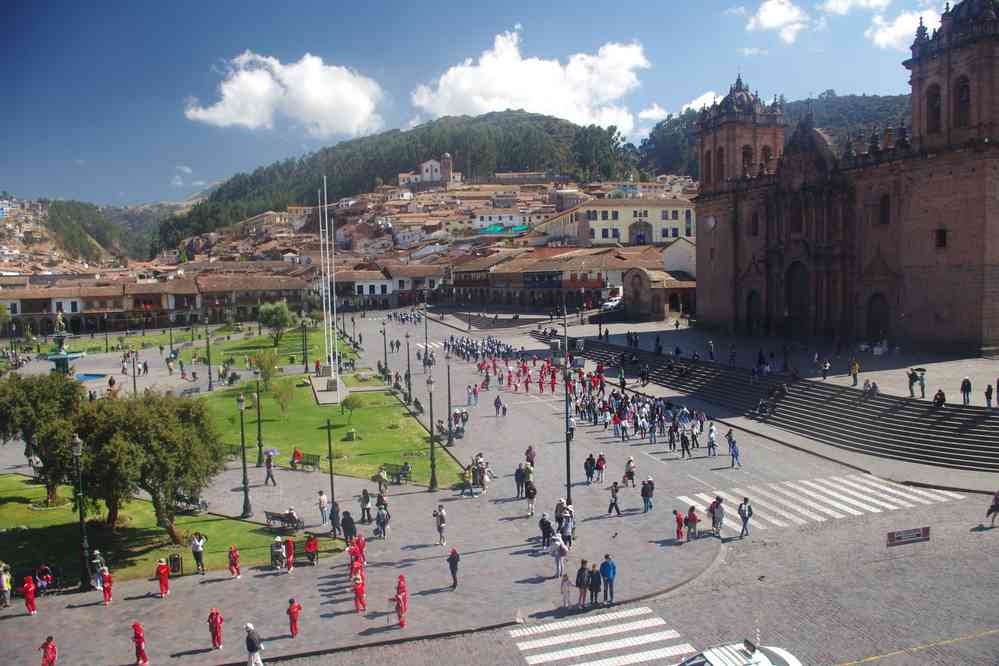 Cuzco, répétition d’une parade devant la cathédrale, le 16 août 2024. Depuis le balcon de l’église jésuite (Iglesia de la companía de Jesús)