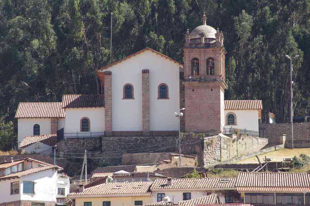 Cuzco, église San Cristóbal (au téléobjectif). Depuis le balcon de l’église jésuite (Iglesia de la companía de Jesús), le 16 août 2024