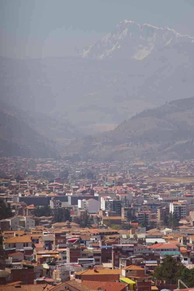 La périphérie de Cuzco et l’Ausangate (6384 m), photographiés depuis le clocher de l’église San Cristóbal, le 16 août 2024