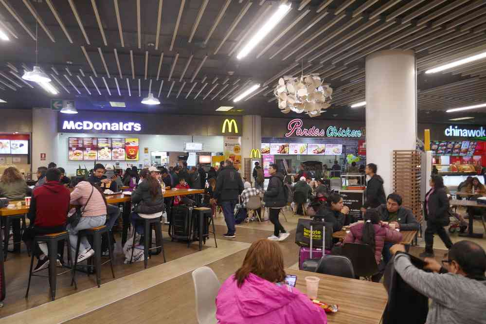 Un grand moment du voyage au Pérou : un dîner de malbouffe dans le vacarme de l’aéroport de Lima, le 16 août 2024