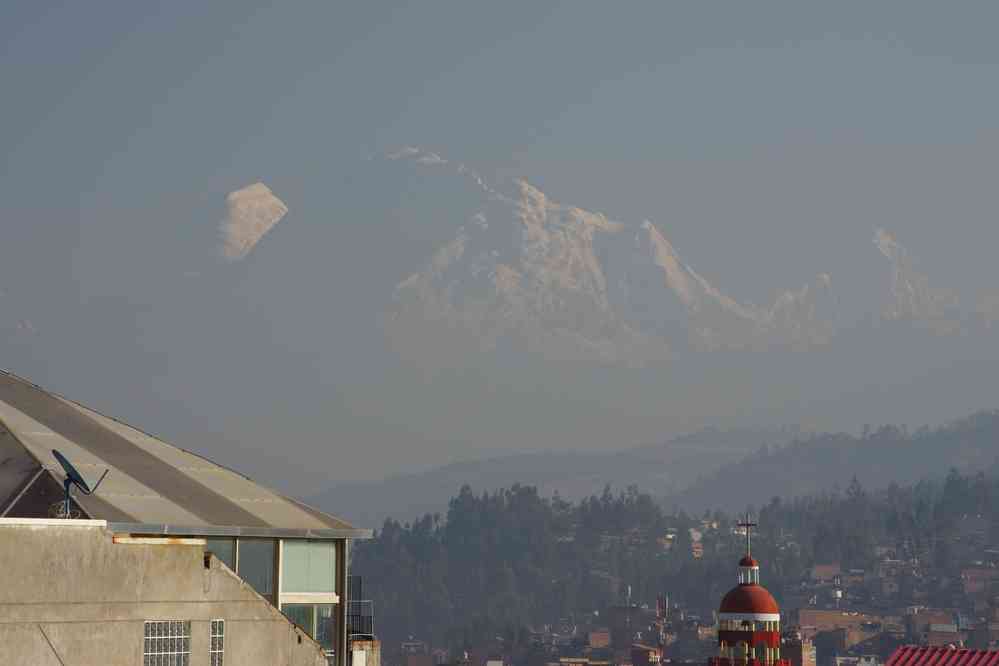 Huaraz, le Huascarán (6768 m) photographié depuis la fenêtre de ma chambre d’hôtel, le 17 août 2024. Point culminant de la cordillère Blanche, du Pérou et des tropiques ; second point le plus éloigné du centre de la terre