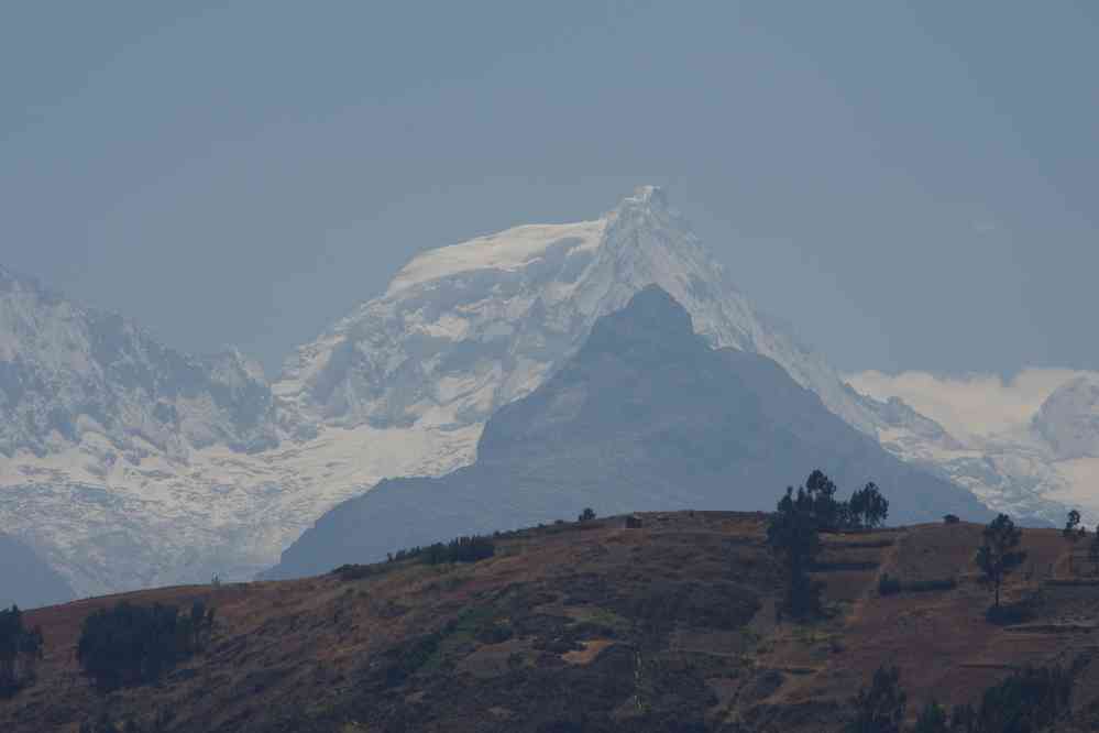 Environs de Huaraz ; randonnée en cordillère Noire, le 17 août 2024. Le Ranrapalca 6162 m, photographié au téléobjectif