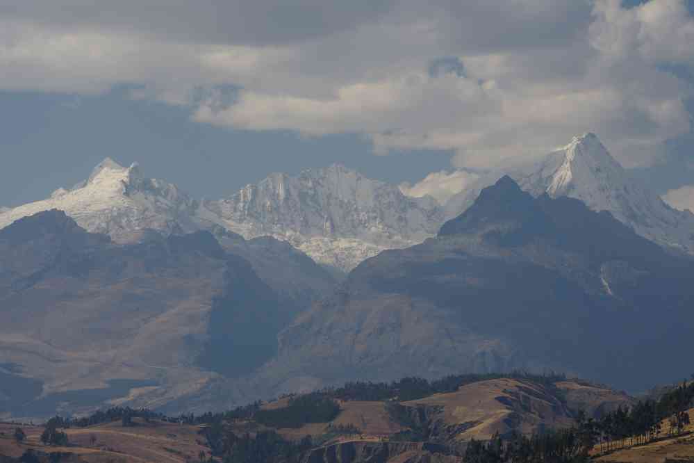 Environs de Huaraz ; randonnée en cordillère Noire, le 17 août 2024. Au téléobjectif, le Vallunaraju 5686 m, l’Ocshapalca 5888 m (large barre rocheuse), et le Ranrapalca 6162 m