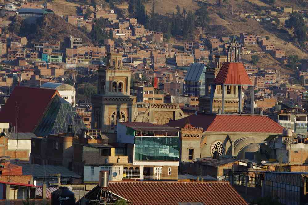Huaraz : la cathédrale inachevée, photographiée depuis la fenêtre de ma chambre d’hôtel, le 18 août 2024