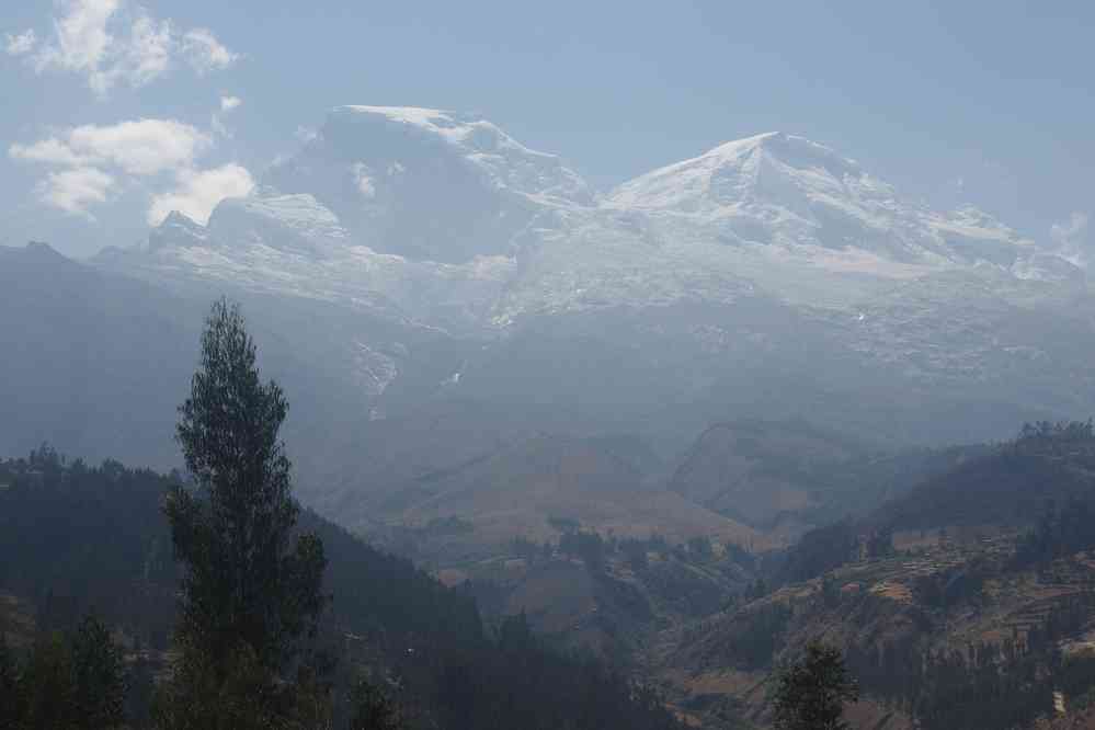 Les deux sommets du Huascarán (6768 m), photographiés depuis le véhicule aux abords de la ville de Yungay, le 19 août 2024