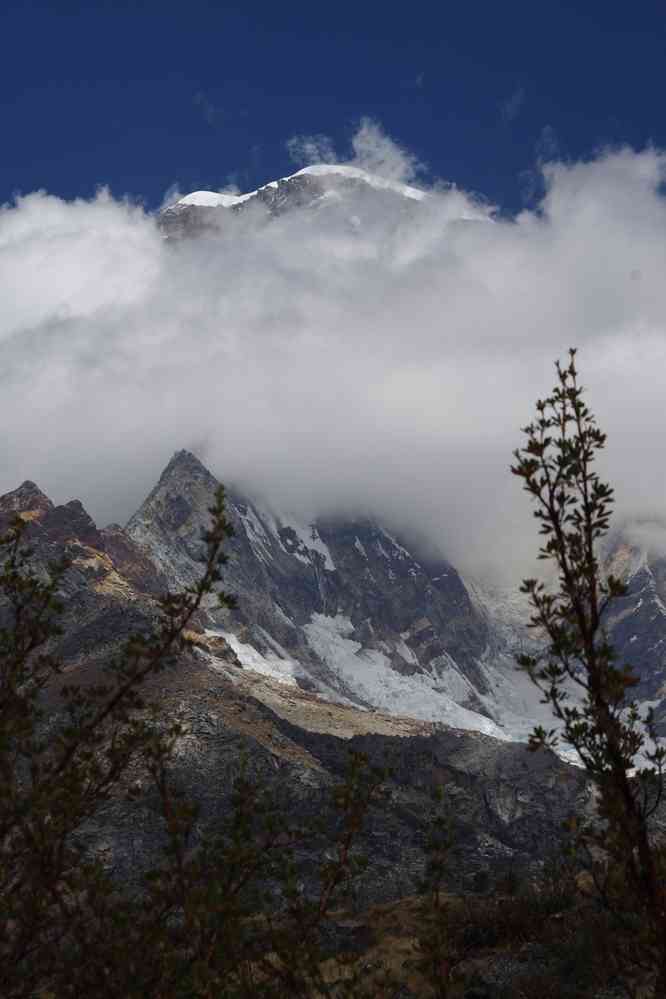 Marche en direction du refuge du Pisco. Vue partielle sur le sommet nord du Huascarán, le 19 août 2024