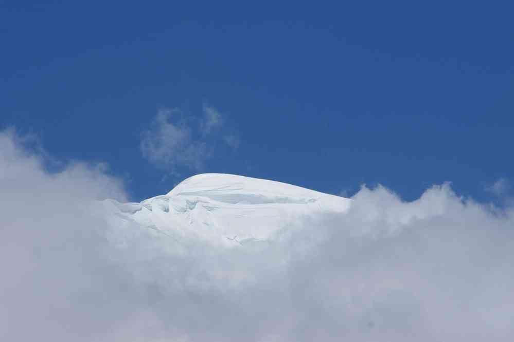Marche en direction du refuge du Pisco. Corniche neigeuse (du sommet sud du Huascarán), le 19 août 2024
