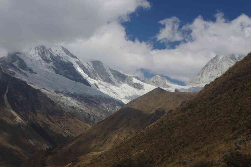 Marche en direction du refuge du Pisco. Vue à gauche sur le Chopicalqui (6354 m), le 19 août 2024