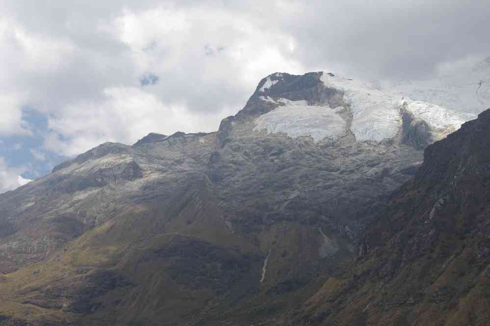 Marche en direction du refuge du Pisco. Vue partielle sur le Yanapaccha (5460 m), le 19 août 2024
