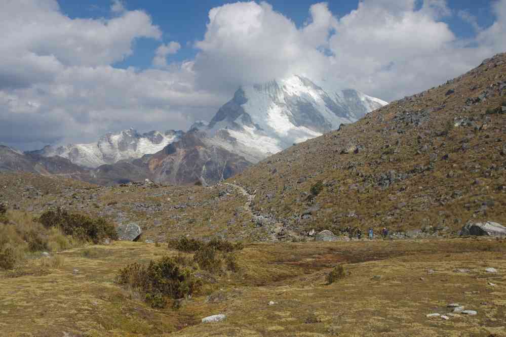 Arrivée au refuge du Pisco. Vue (dans les nuages) sur le Chopicalqui (6354 m), le 19 août 2024