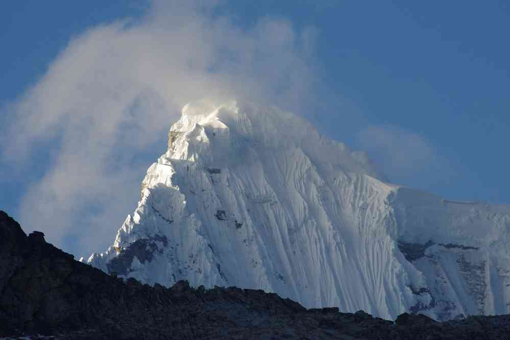 Le sommet du Chacraraju (6108 m) vu du refuge du Pisco 4670 m. Considéré comme le 6000 le plus difficile des Andes, le Chacraraju fut aussi le dernier à avoir été gravi (en 1956 par le Français Lionel Terray). Il domine la lagune 69, mais nous n’aurons malheureusement plus l’occasion d’en revoir le sommet, toujours masqué dans les nuages (le 19 août 2024)