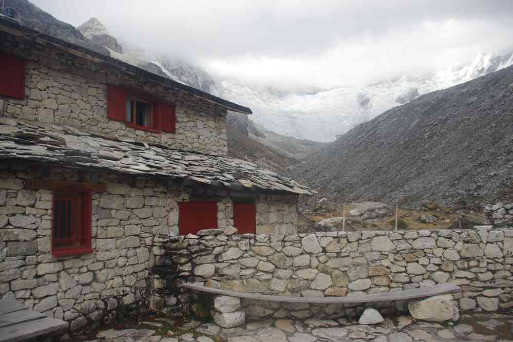 Quittant le refuge du Pisco 4670 m. Le cirque glaciaire du Huandoy est dans les nuages, le 20 août 2024
