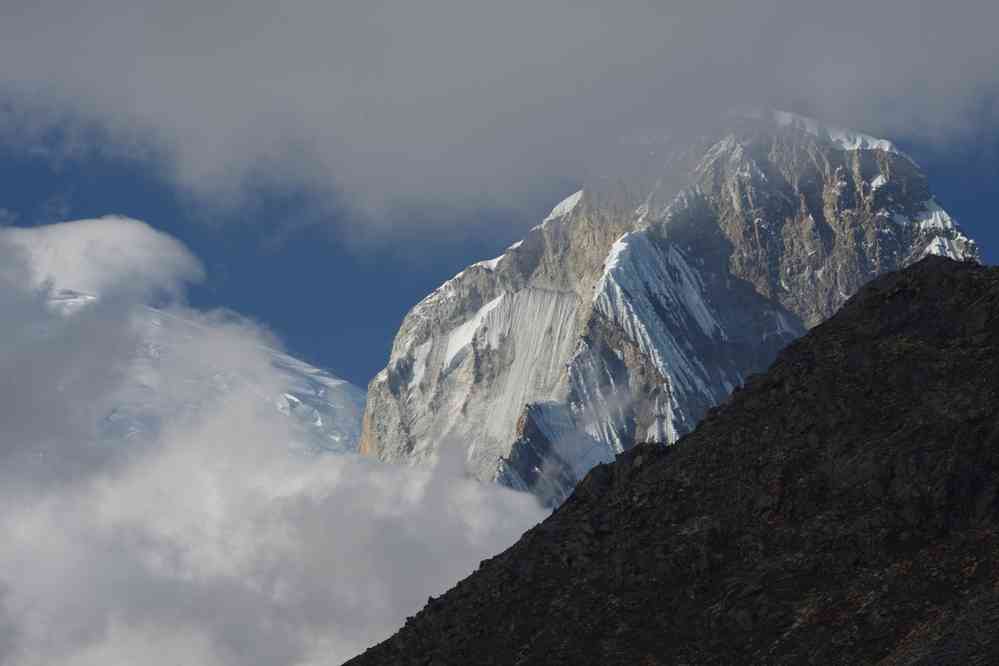Quittant le refuge du Pisco au petit matin. Les sommets nord et sud du Huascarán, le 20 août 2024