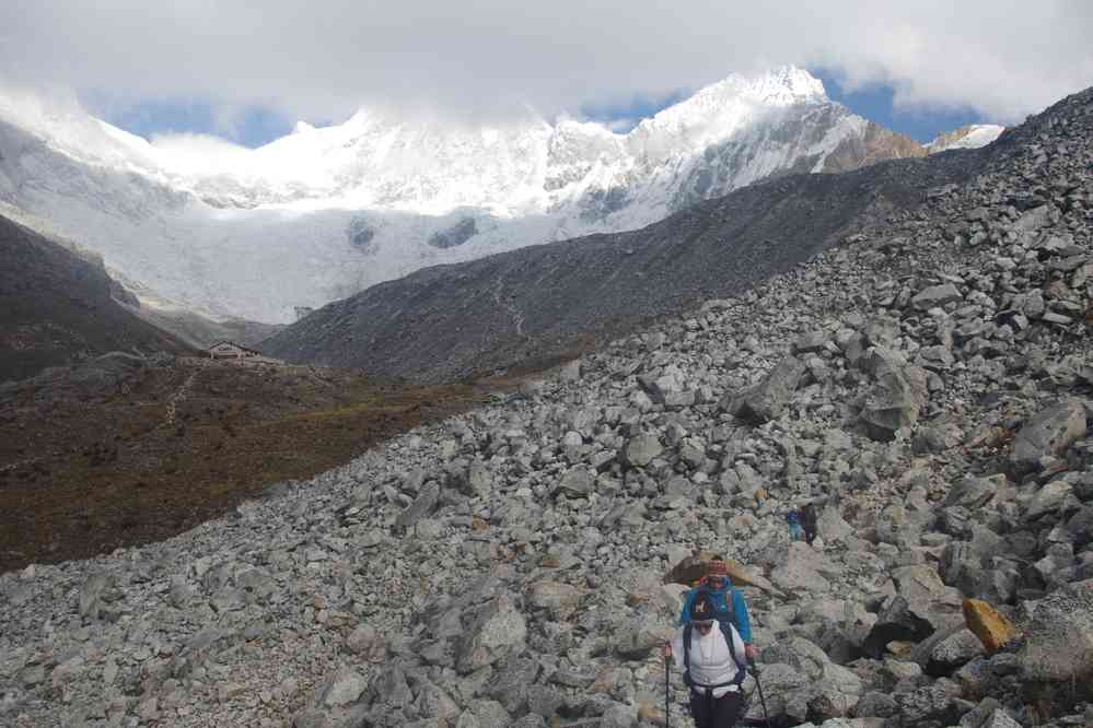 Quittant le refuge du Pisco au petit matin. Le Huandoy dans les nuages, à droite son contrefort, le 20 août 2024
