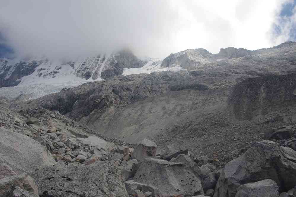 Traversée entre le refuge du Pisco et la laguna 69. Le Nevado Pisco dans les nuages, le 20 août 2024
