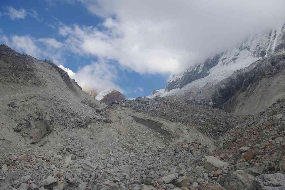 Traversée entre le refuge du Pisco et la laguna 69. La langue glaciaire du Huandoy (la glace affleure à quelques centaines de mètres de nous), le 20 août 2024
