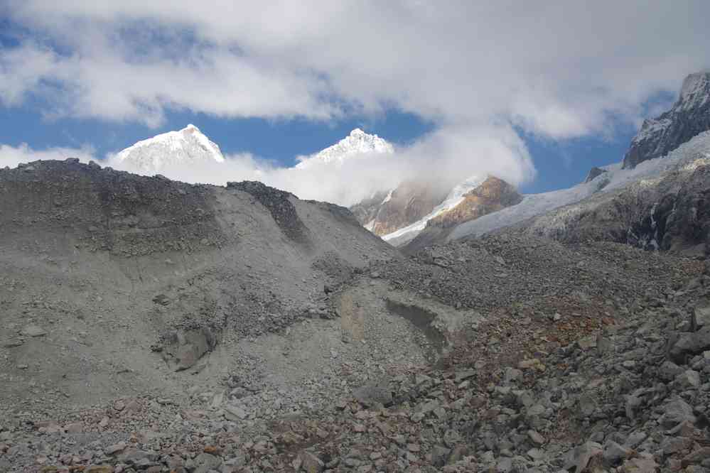Traversée entre le refuge du Pisco et la laguna 69. Vue sur le Huandoy 6395 m et sur son contrefort, le 20 août 2024