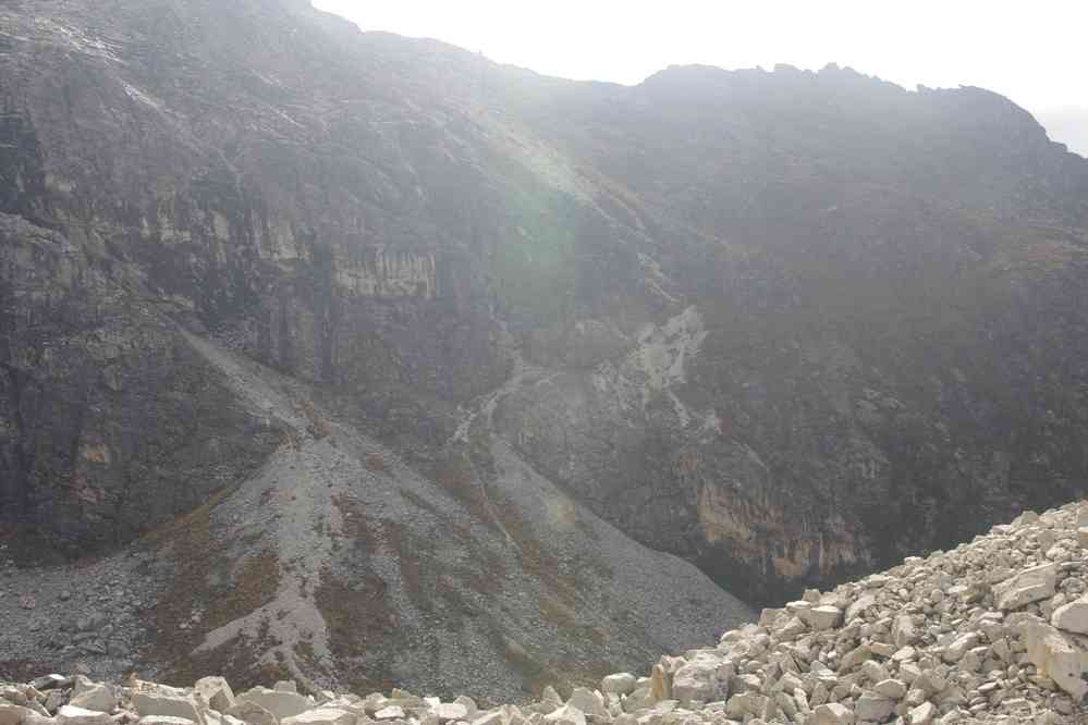 Traversée entre le refuge du Pisco et la laguna 69, le 20 août 2024. On peut deviner le sentier que nous allons emprunter