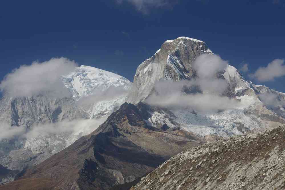 Traversée entre le refuge du Pisco et la laguna 69, le 20 août 2024. Vue sur les sommets sud et nord du Huascarán