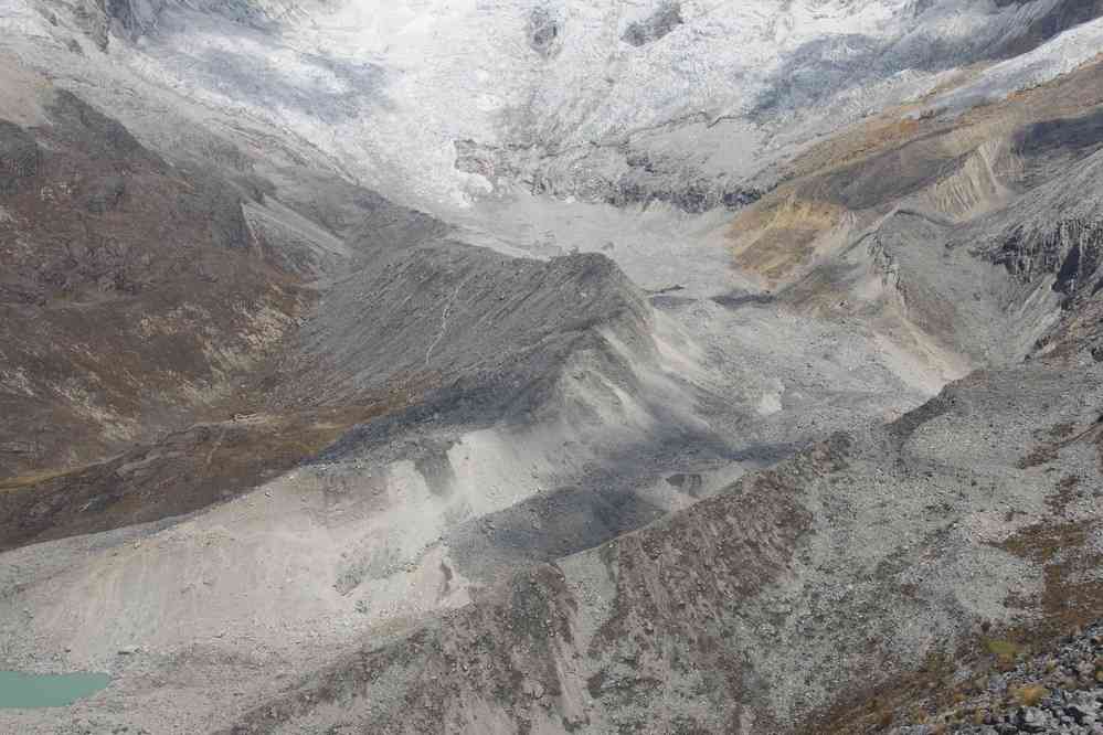 Traversée entre le refuge du Pisco et la laguna 69. Le glacier du Huandoy en contrebas duquel nous sommes passés un peu plus tôt (le refuge est également visible sur la photo), le 20 août 2024