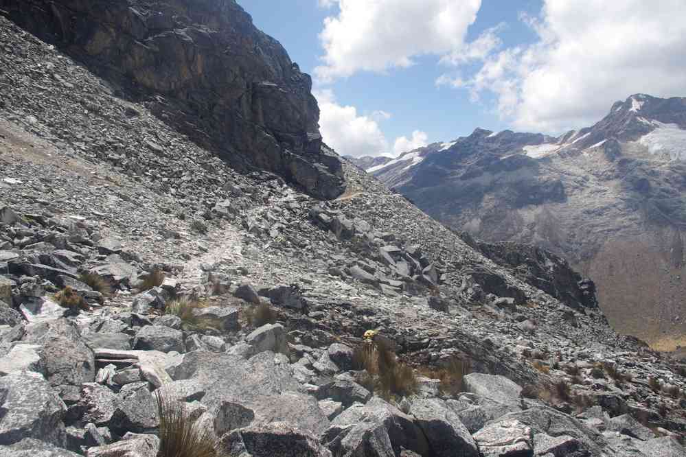 Traversée entre le refuge du Pisco et la laguna 69. Montée en direction d’une brèche à 4900 m environ, le 20 août 2024