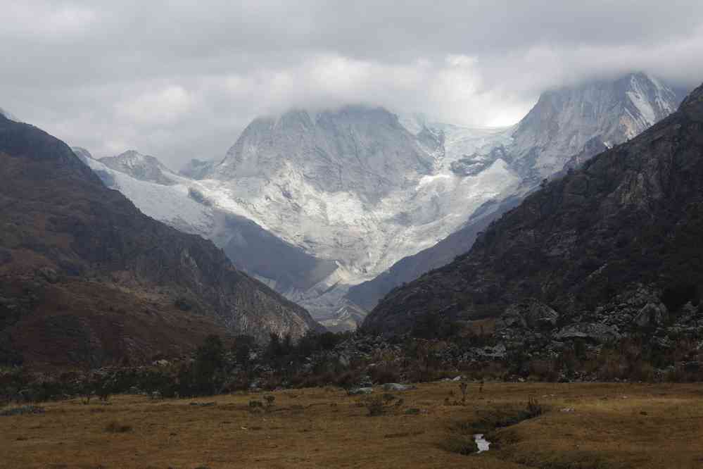 Descente depuis la laguna 69. Les deux sommets du Huascarán dans les nuages, le 20 août 2024