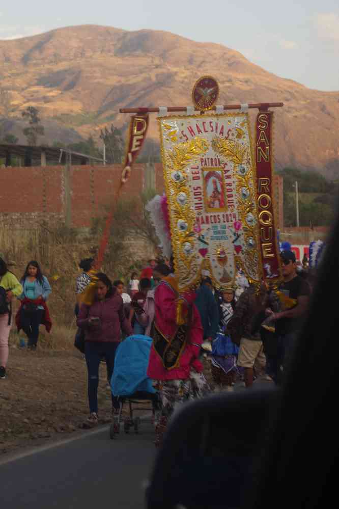 Retour à Huaraz en véhicule (3h de route…). Fête (religieuse ?) dans un village (en face de Shupluy) sur le chemin de retour, le 20 août 2024