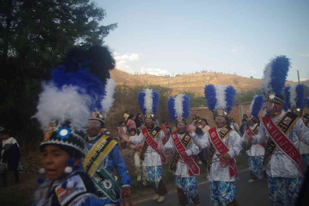 Retour à Huaraz en véhicule (3h de route…). Fête (religieuse ?) dans un village (en face de Shupluy) sur le chemin de retour, le 20 août 2024