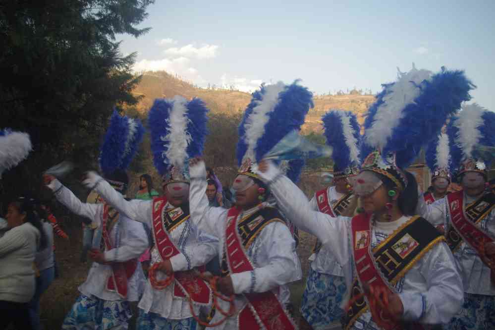 Retour à Huaraz en véhicule (3h de route…). Fête (religieuse ?) dans un village (en face de Shupluy) sur le chemin de retour, le 20 août 2024