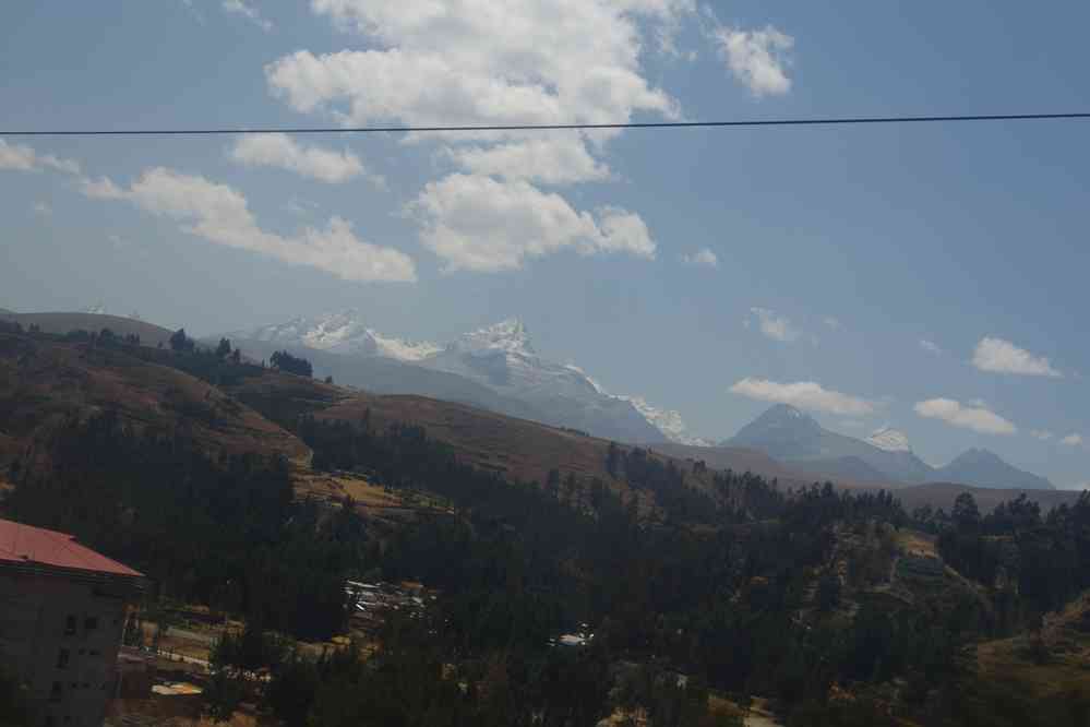 La cordillère Blanche photographiée une dernière fois depuis le bus. Vue sur le Shacsha 5703 m, le Nevado Huantsán 6369 m puis l’Uruashraju 5722 m, le 21 août 2024