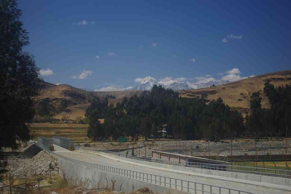 La cordillère Blanche photographiée une dernière fois depuis le bus. Massif du Mururaju 5688 m (sommet invisible sur la photo), le 21 août 2024