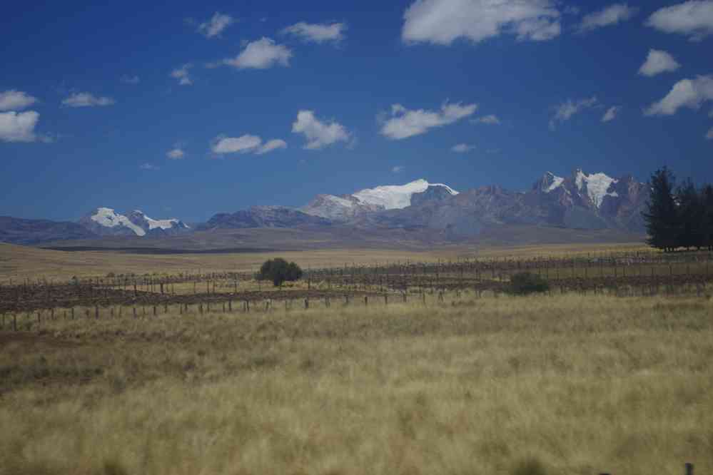 La cordillère Blanche photographiée une dernière fois depuis le bus. Massif du Caullaraju 5682 m ; à gauche le Challhua 5487 m, le 21 août 2024